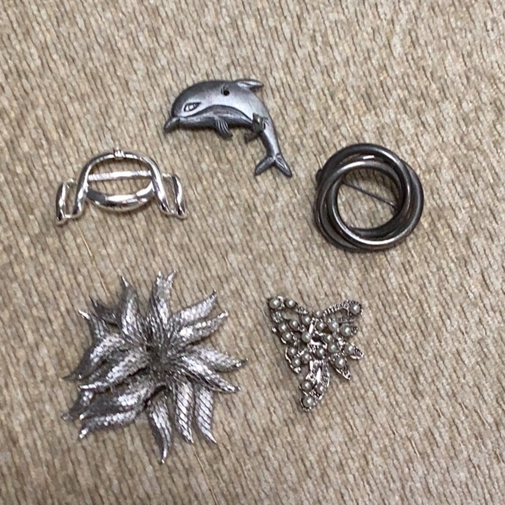 🌸Great Lot of 5 Assorted Brooches / Pins 
Can Sell Individual Fun to Wear 🌸